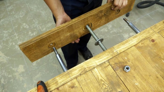 После к столешнице прикручивается боковая доска