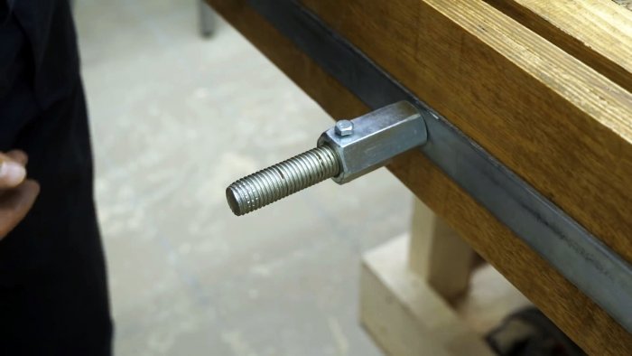 На шпильку накручивается удлиненная гайка и стопорится