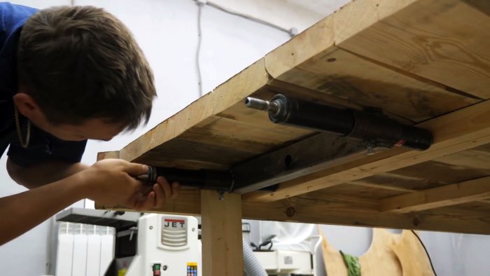 Затем в него вставляются амортизаторы