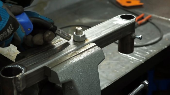 просверлить ее под шпильку М20