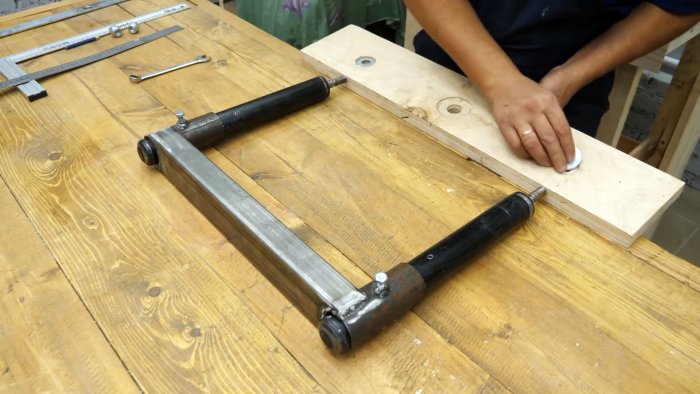 Амортизаторы ставятся в держатели и поджимаются болтами