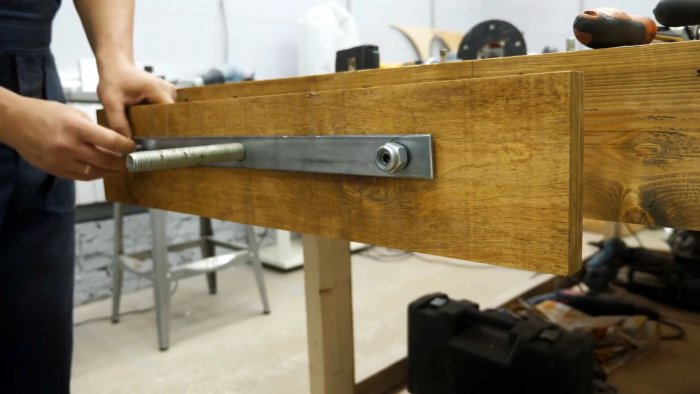 За ней вкручивается центральная шпилька