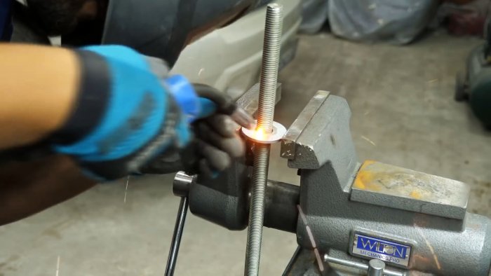 К резьбовой шпильке М20 приваривается шайба