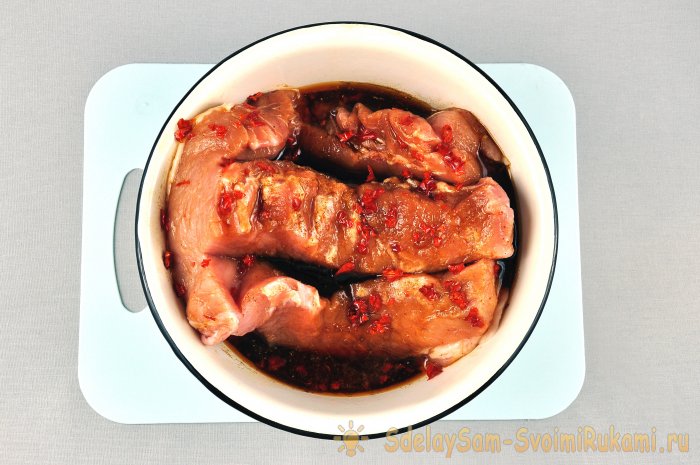 Поливаем свинину маринадом