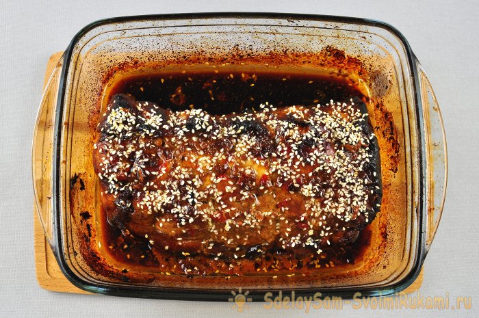 Посыпаем кунжутом и отправляем подкоптиться в духовку