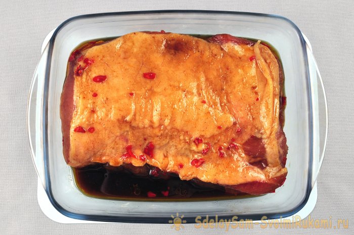 Перемещаем свинину в подходящую по размеру форму