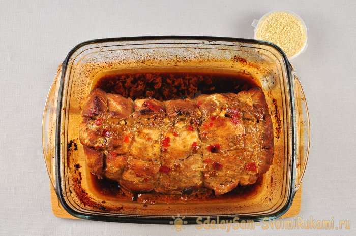 запекаем свинину в духовке