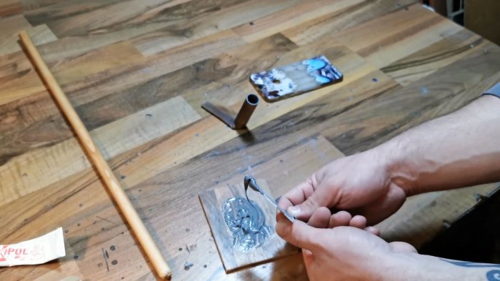 Смешиваем компоненты клея