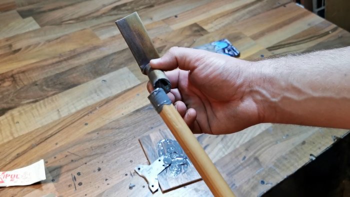 Приклеиваем трубку на черен