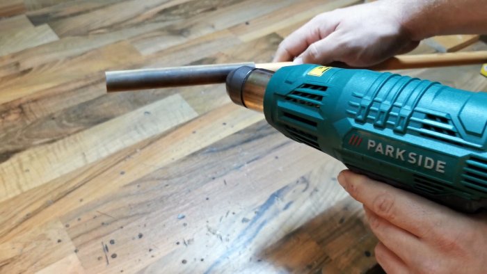 Пластиковую трубку прогреваем