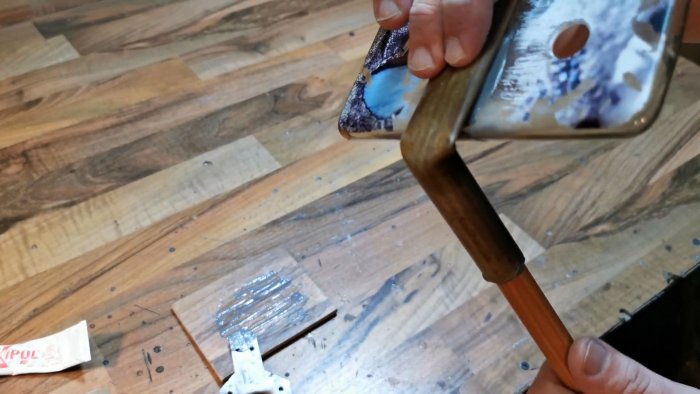 Приклеиваем чехол к держателю