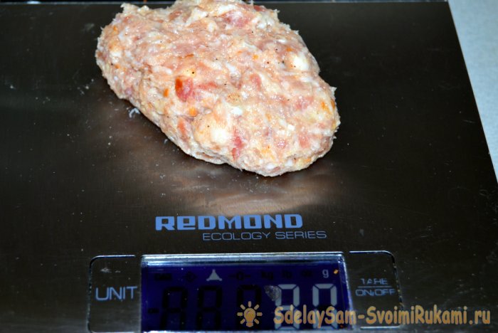 Формируют котлеты, весом по 80 грамм