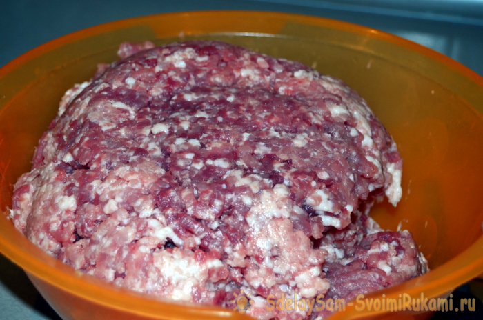 Из мякоти свинины готовят фарш
