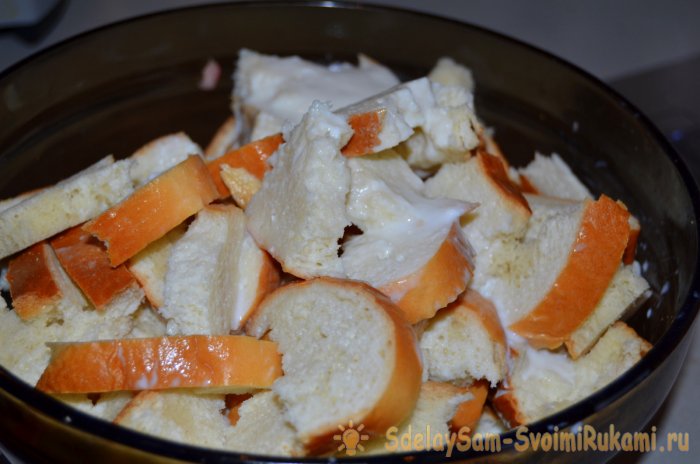 Батон ломают на куски и замачивают в молоке