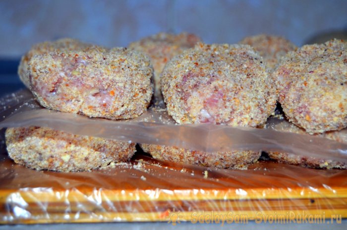 поверх выложить еще котлеты