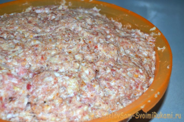 Добавляют специи и вымешивают фарш