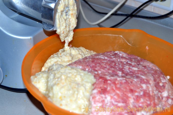 Размоченный батон пропускают через мясорубку