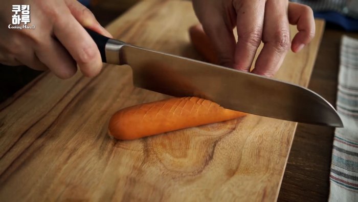 Надрезаем сосиску