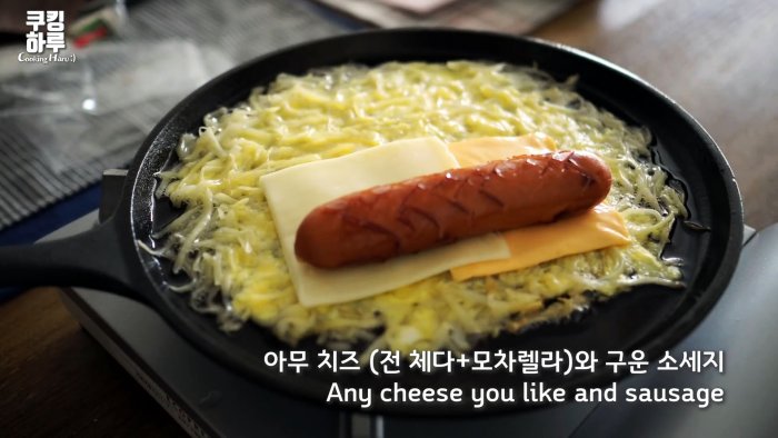 нужно выложить пару ломтиков сыра и сосиску