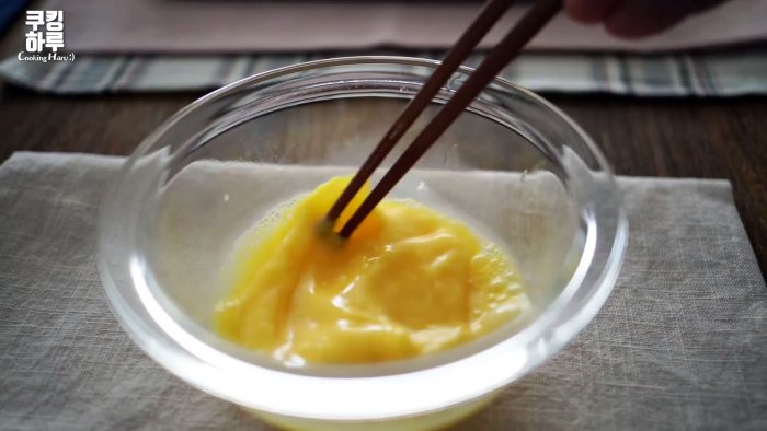 смешивается 2 яйца