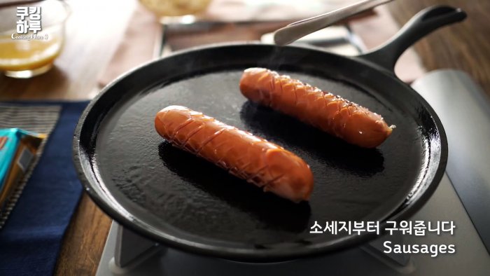 На сковородке поджариваются сосиски