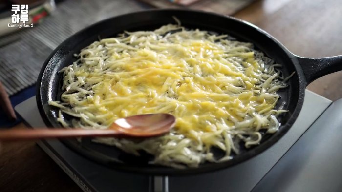 выкладывается сплошным слоем половина картошки и поливается яйцом