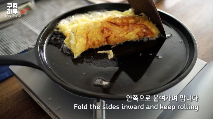 картофельный блин подворачивается