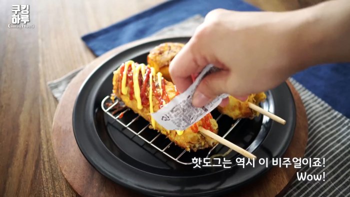 Мажем горчицей кетчупом хот-дог