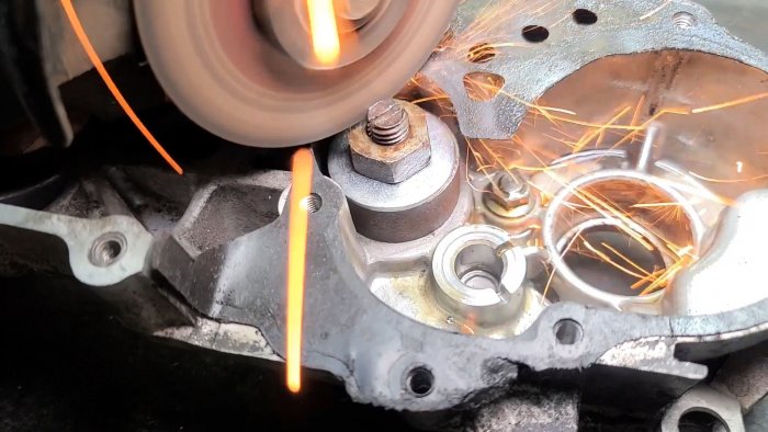 на торце болта сделать проточку под гаечный ключ