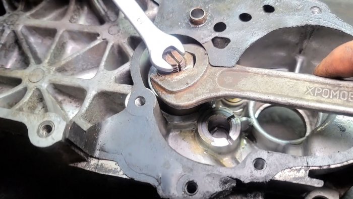 Используем гаечный ключ для затяжки