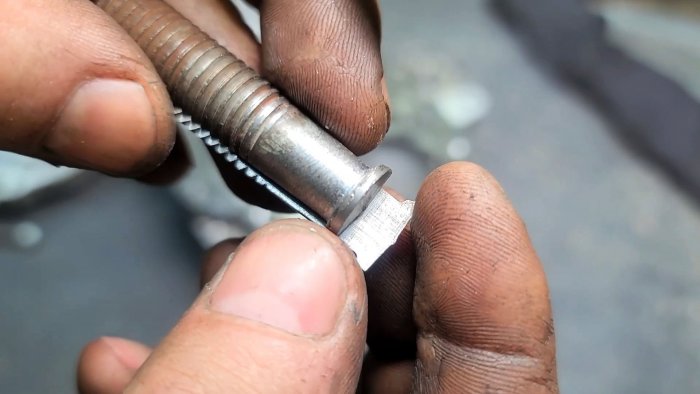 Точеный болт с зацепами