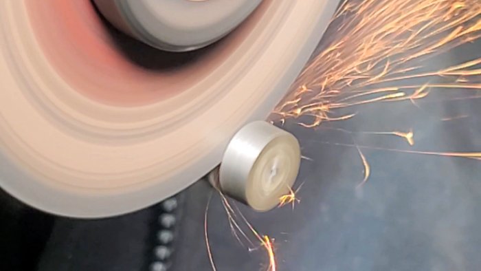 срезаем болгаркой чать шляпки