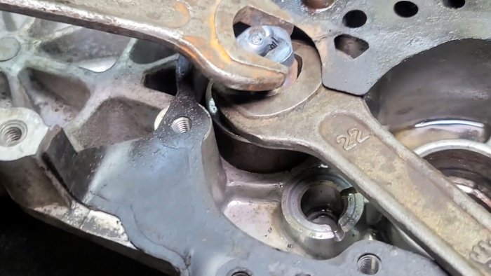 Выпрессовываем подшипник самодельным приспособлением