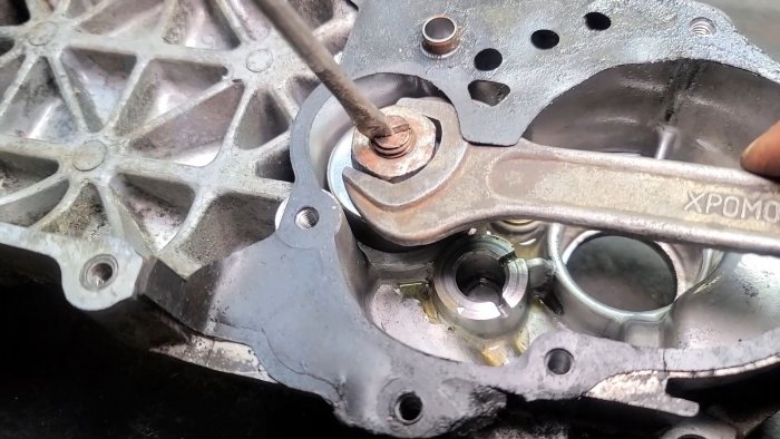 придерживать болт отверткой и закручивать гайку