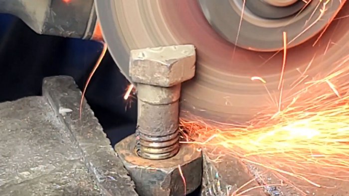 Распилить болт пополам