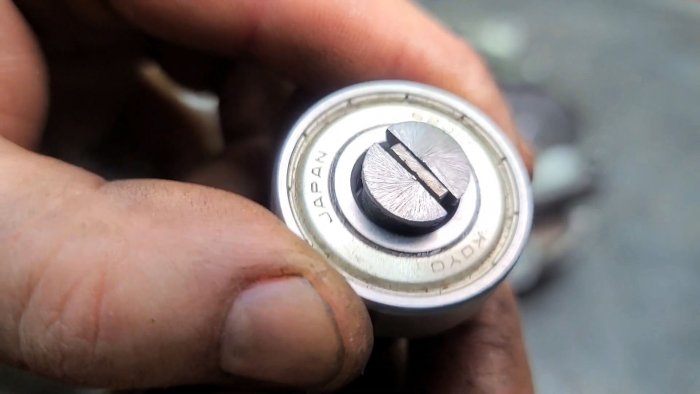 вырезается вставка между половинок болта