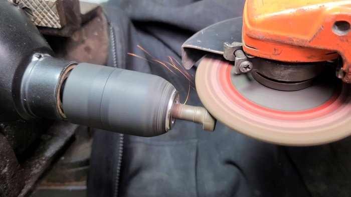 Нужно сточить его головку болта