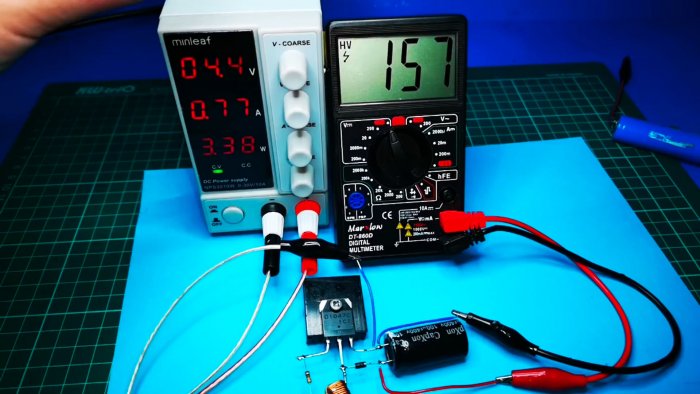 Испытываем преобразователь в действии получаем на выходе 157 Вольт