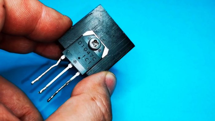 Транзистор устанавливаем на радиатор