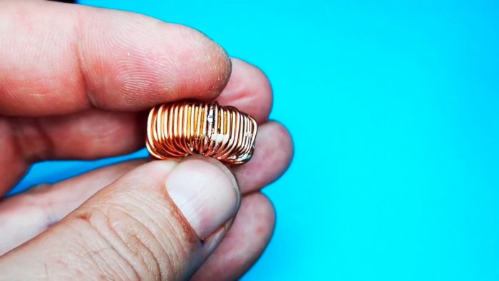 канцелярским ножом соскребем лак с проволоки