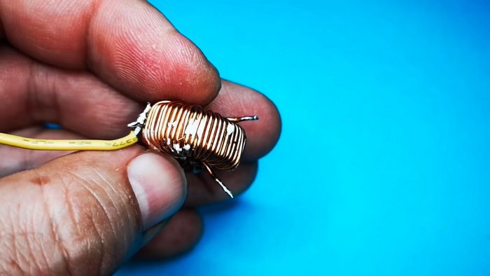 Припаяем провод к середине индуктивности