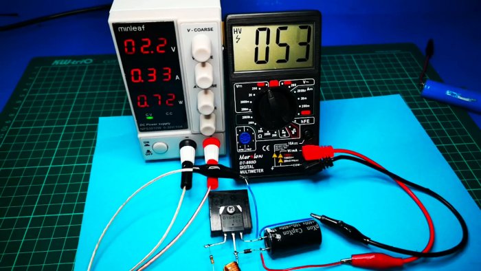 Испытываем преобразователь в действии получаем на выходе 53 Вольта