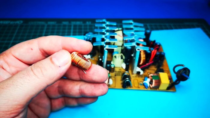 Выпаиваем катушку индуктивности из платы