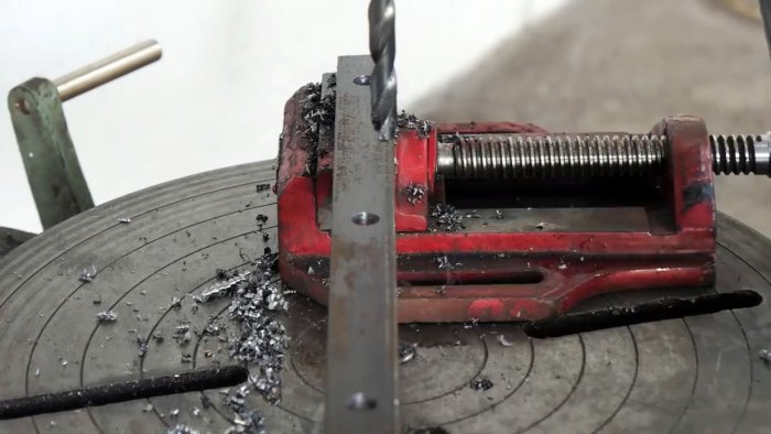 Сверлим отверстия в уголке