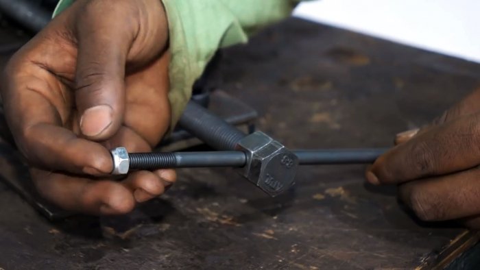 Затем в начало винта вставляется ручка