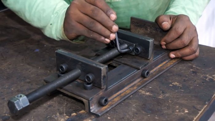 Фиксируем шпильку штопором