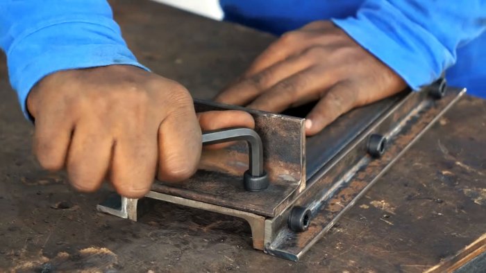 По краям выреза на лицевой части швеллера прикручиваются уголки