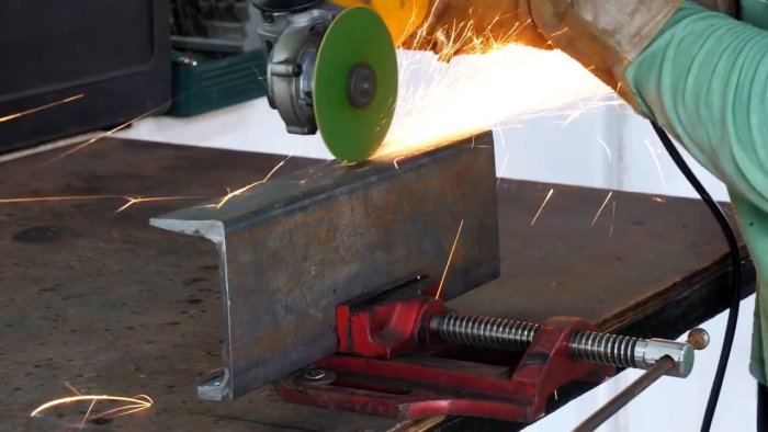 У швеллера срезаются боковые полки, так как они излишне высокие