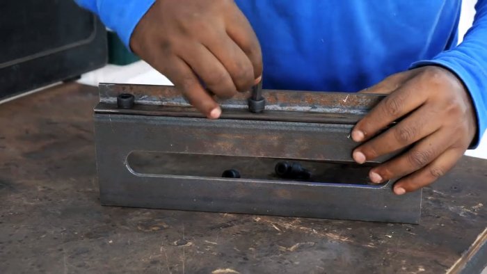 К полкам швеллера прикручиваются уголки