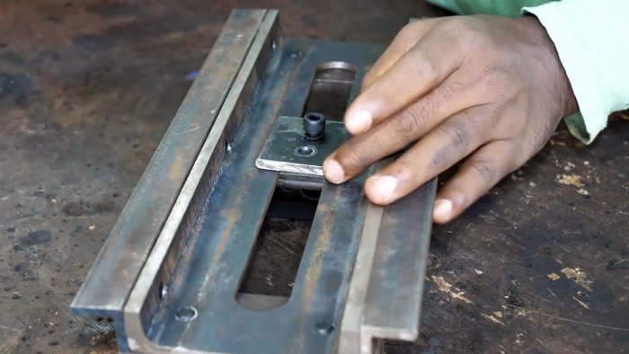 Прикручиваем скользящую губку тисков